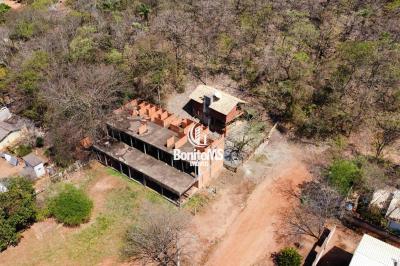 Terreno de Esquina com 2.500 m² | Construção Inacabada + Chalé Pronto