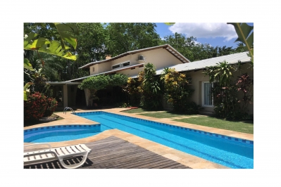 Casa de alto padrão em meio a vegetação 